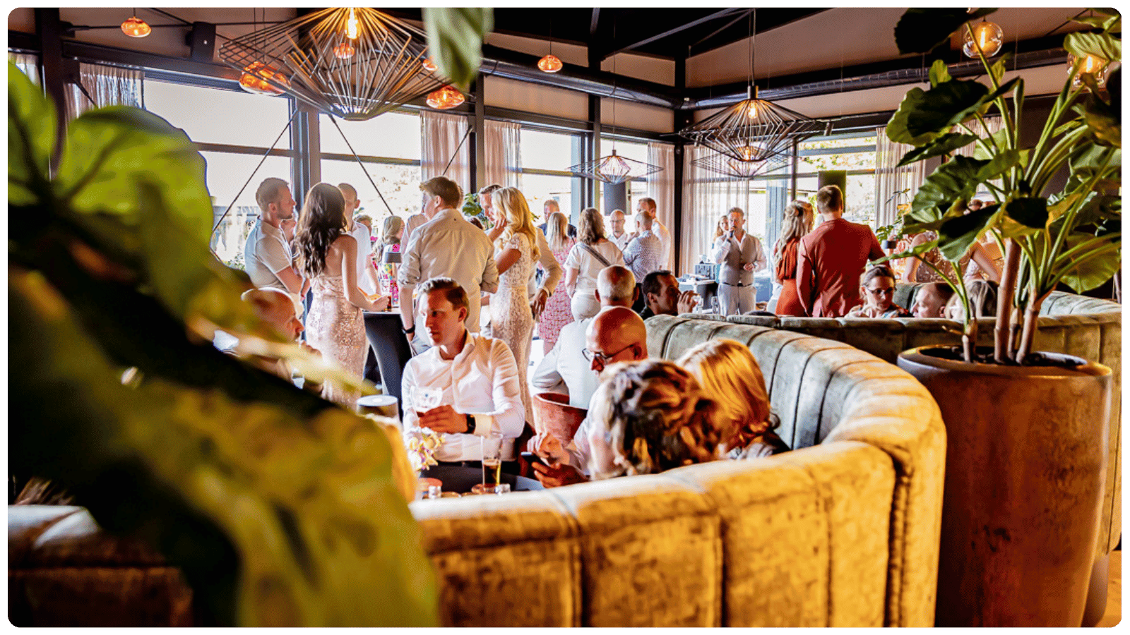 Feestelijk gezelschap bij De Stoov